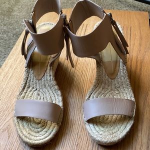 Dolce Vita Gisele Almond leather Sandal. Size 8